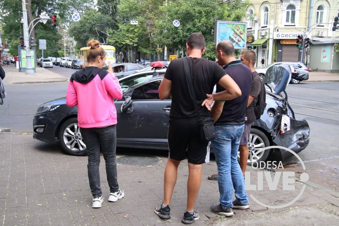 В центрі Одеси перевернулася автівка