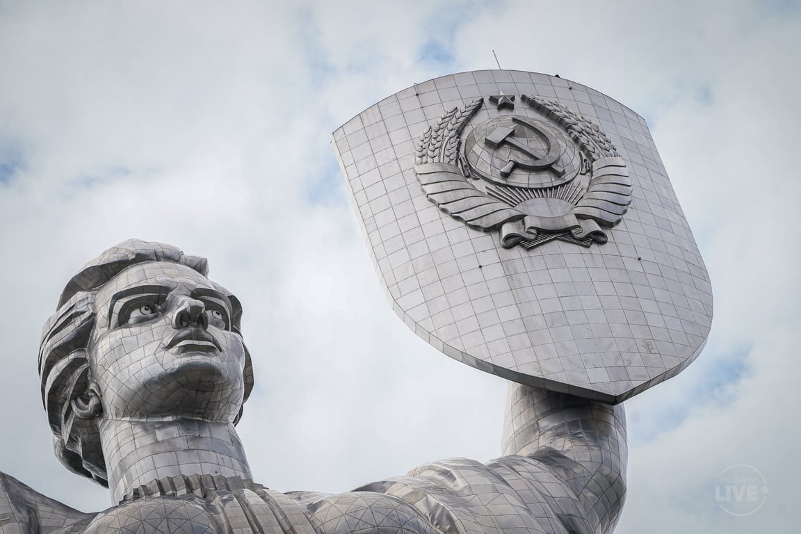 Скільки може коштувати заміна герба на Батьківщині-матері