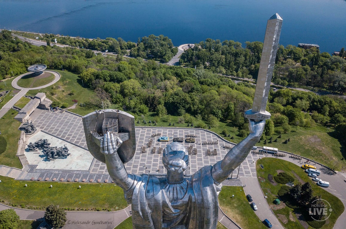 Батьківщина-мати стоїть на дніпровських схилах