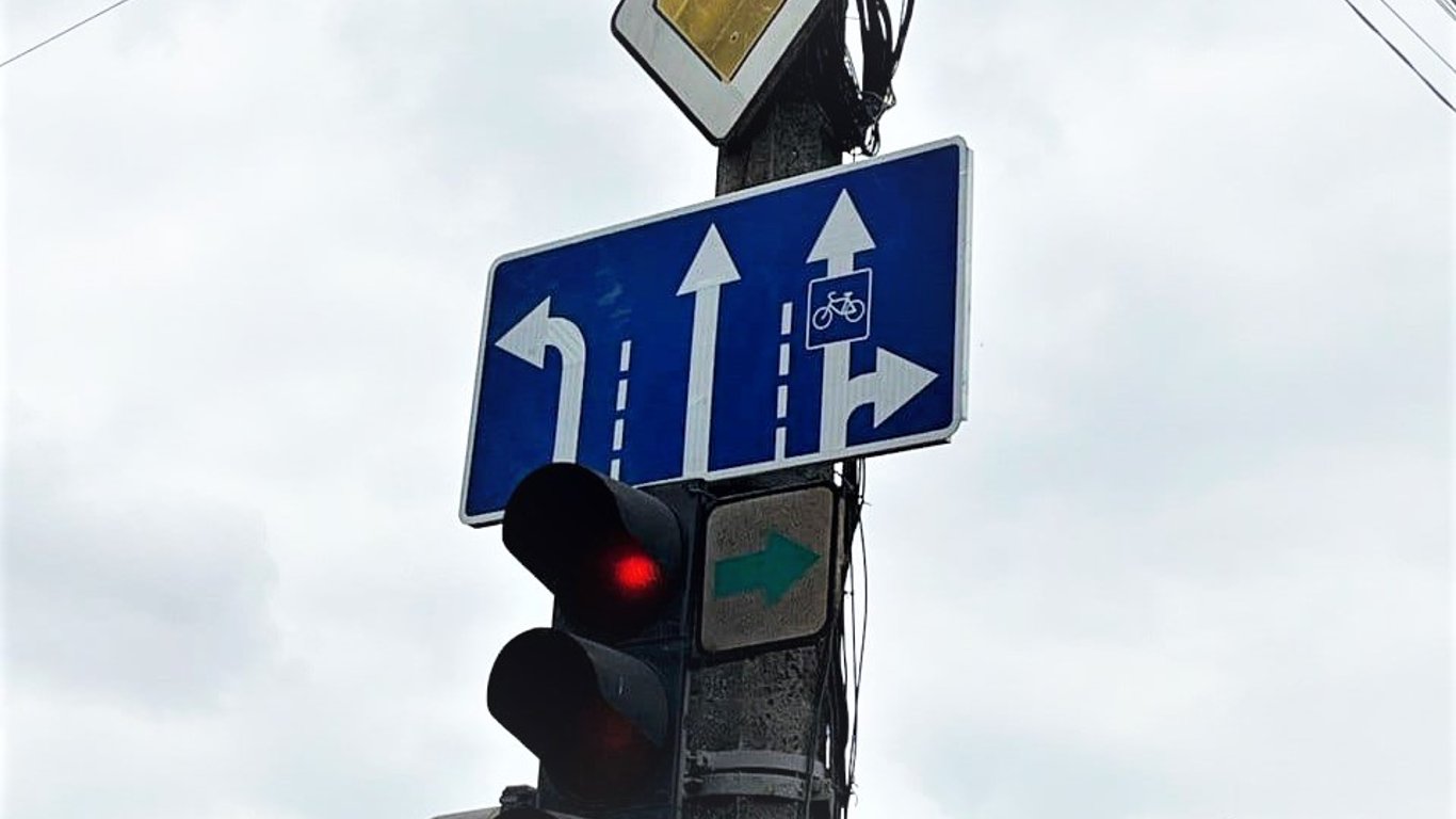 На Люстдорфській дорозі в Одесі продовжили велосмугу та встановили знак