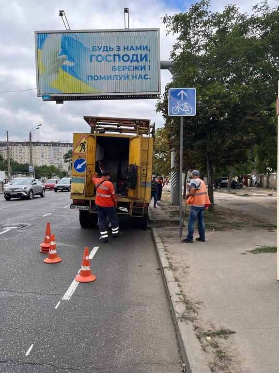 На Люстдорфській дорозі в Одесі продовжили велосмугу та встановили зна