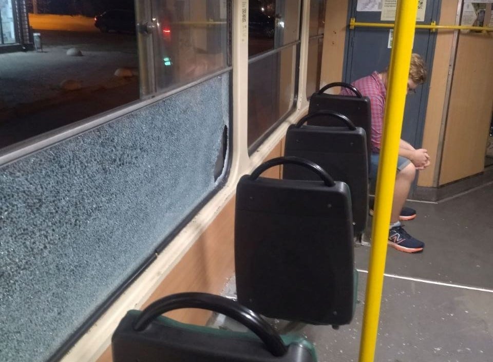 В Одесі заради розваги жбурнули келих від пива у вікно трамвая