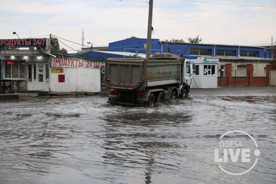Из-за непогоды в Одессе затопило несколько улиц