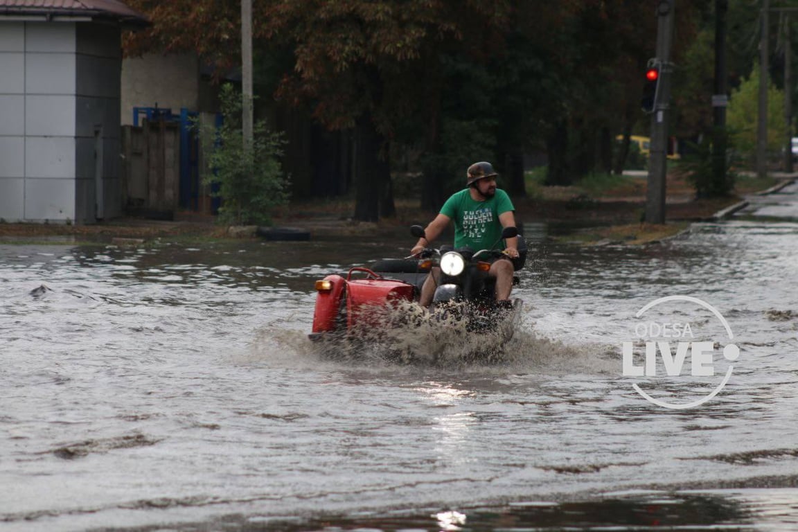 Через негоду в Одесі затопило кілька вулиць