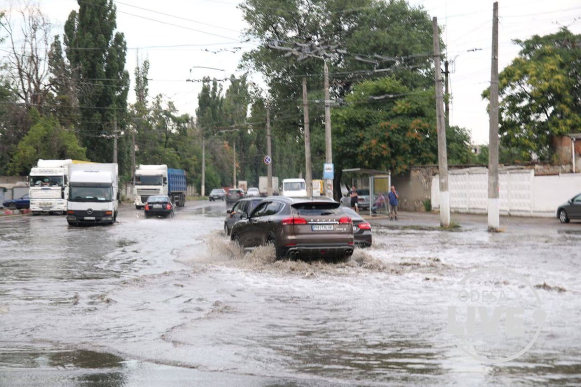 Из-за непогоды в Одессе затопило несколько улиц