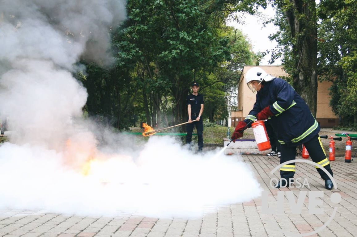 В Одессе спасатели провели "огненный мастеркласс" в школе