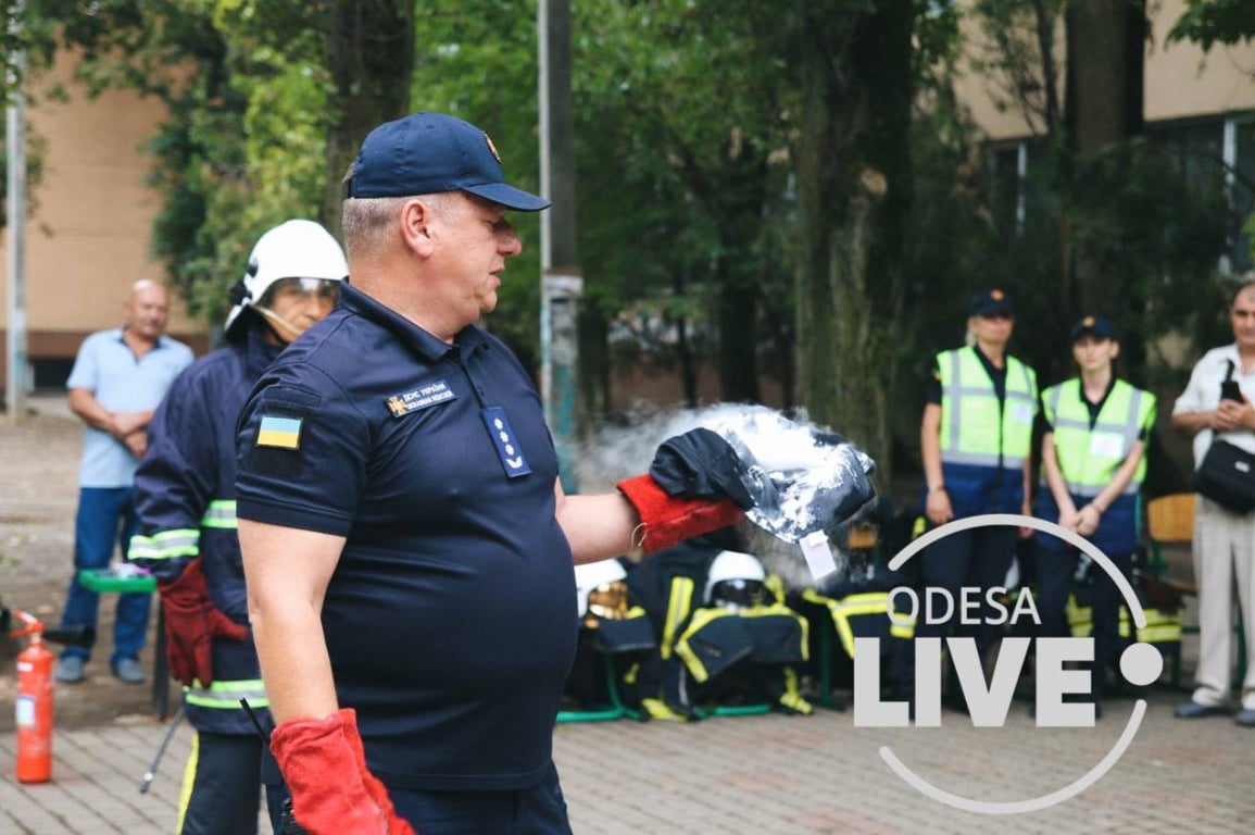 В Одессе спасатели провели "огненный мастеркласс" в школе