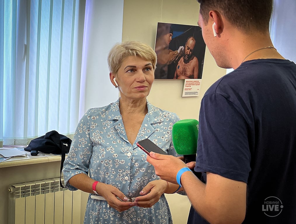 На відкритті фотовиставки мама Дмитра Козацького Ірина