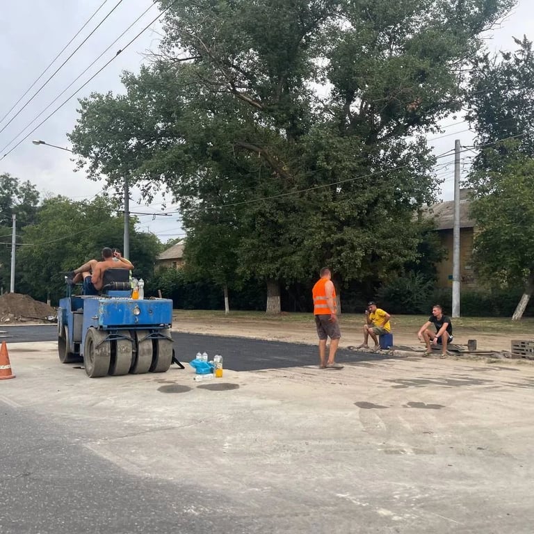 В Одесі нарешті латають ями на Люстдорфській дорозі