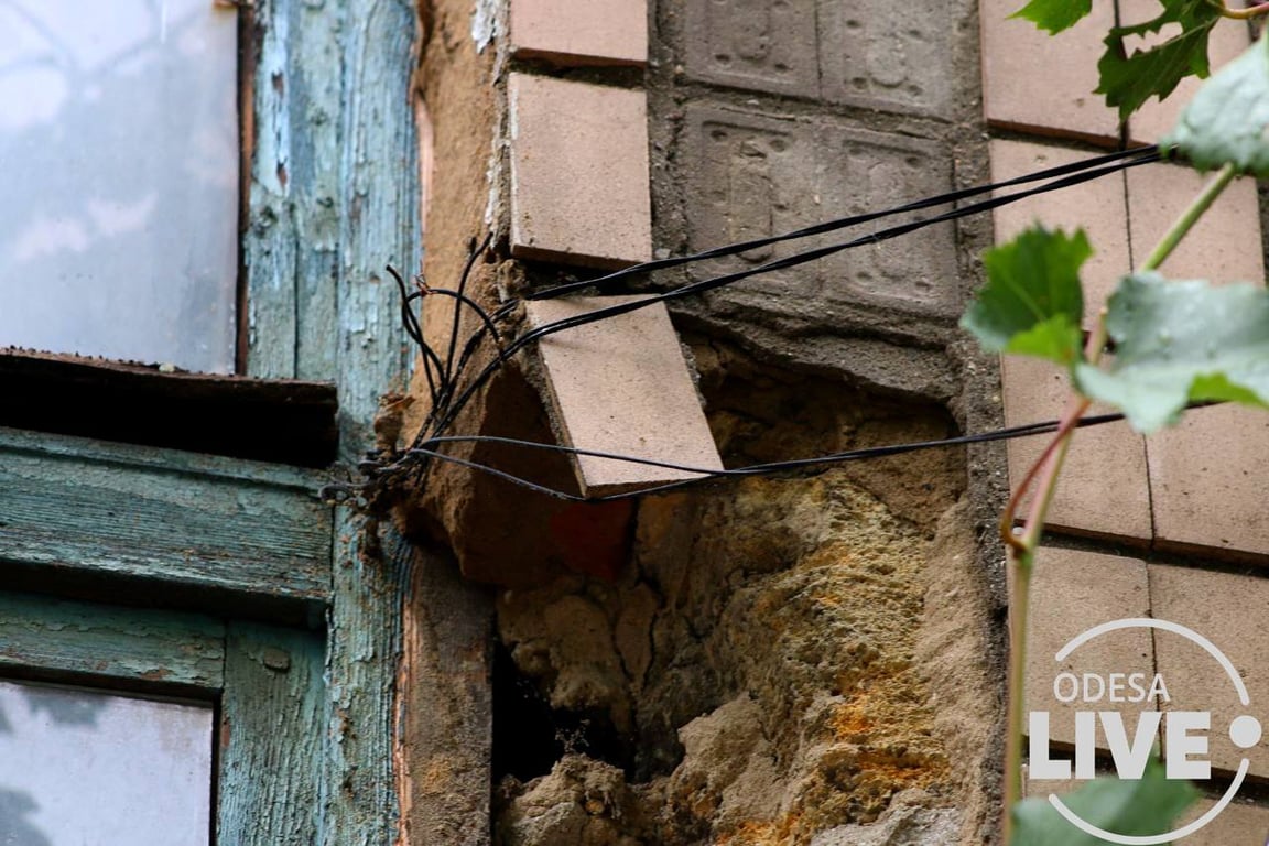 В Одесі під час зливи впав козирок з житлового будинку