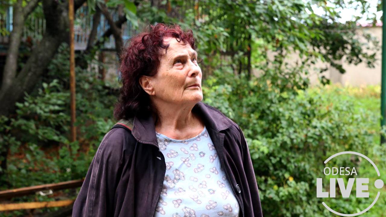 В Одессе во время ливня упал козырек из жилого дома