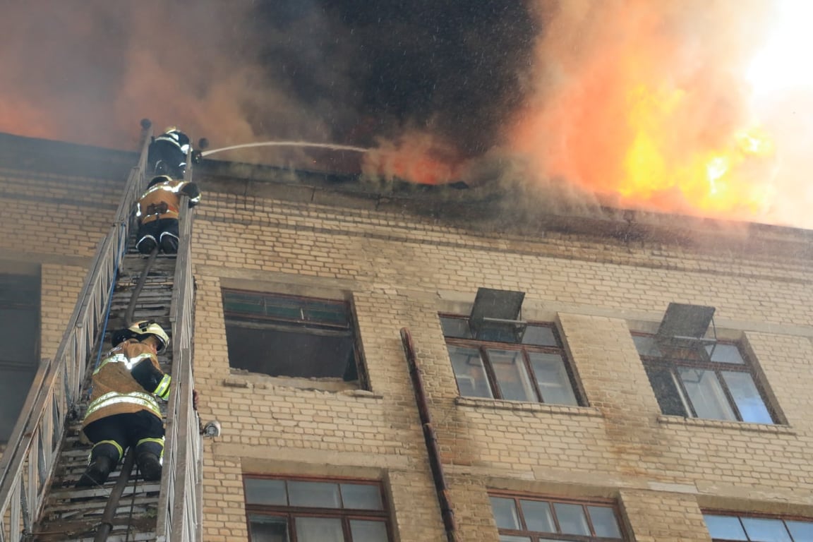 У Харкові загорілася промислова будівля