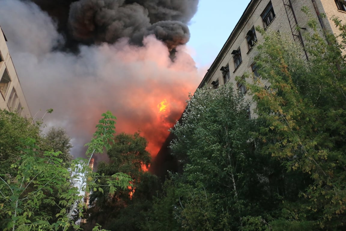 У Харкові загорілася промислова будівля