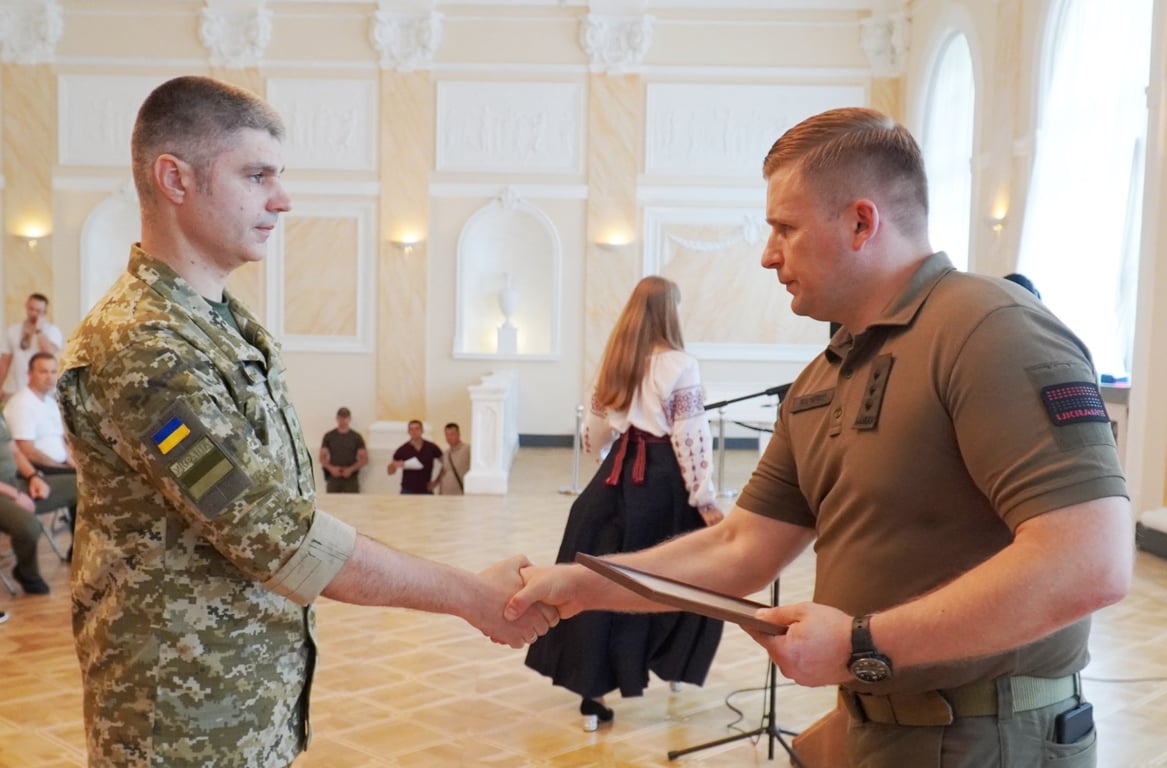 Двум семьям погибших военнослужащих Одесского гарнизона подарили
