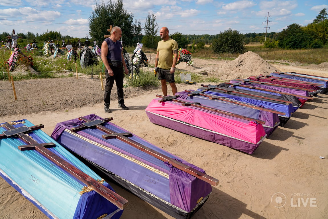 На кладовищі у Бучі відбулося останнє масове поховання українців