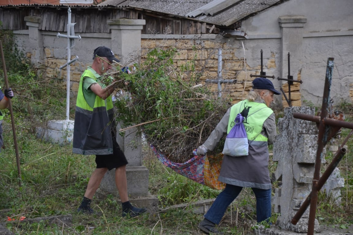 В Одесі провели “велике прибирання” на  історичному козацькому кладови