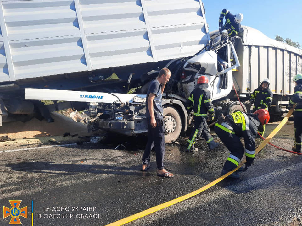 В Одесской области произошло ДТП с тремя фурами на трассе: водителя вырез