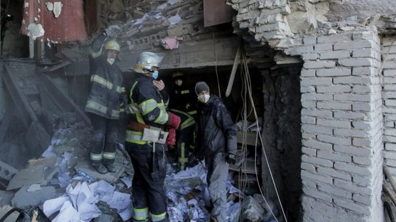 Окупанти знову вдарили по Харкову: є жертва та постраждалі - 290x166