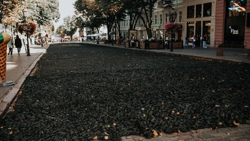 В Одесі влаштували перфоманс із маскувальними сітками