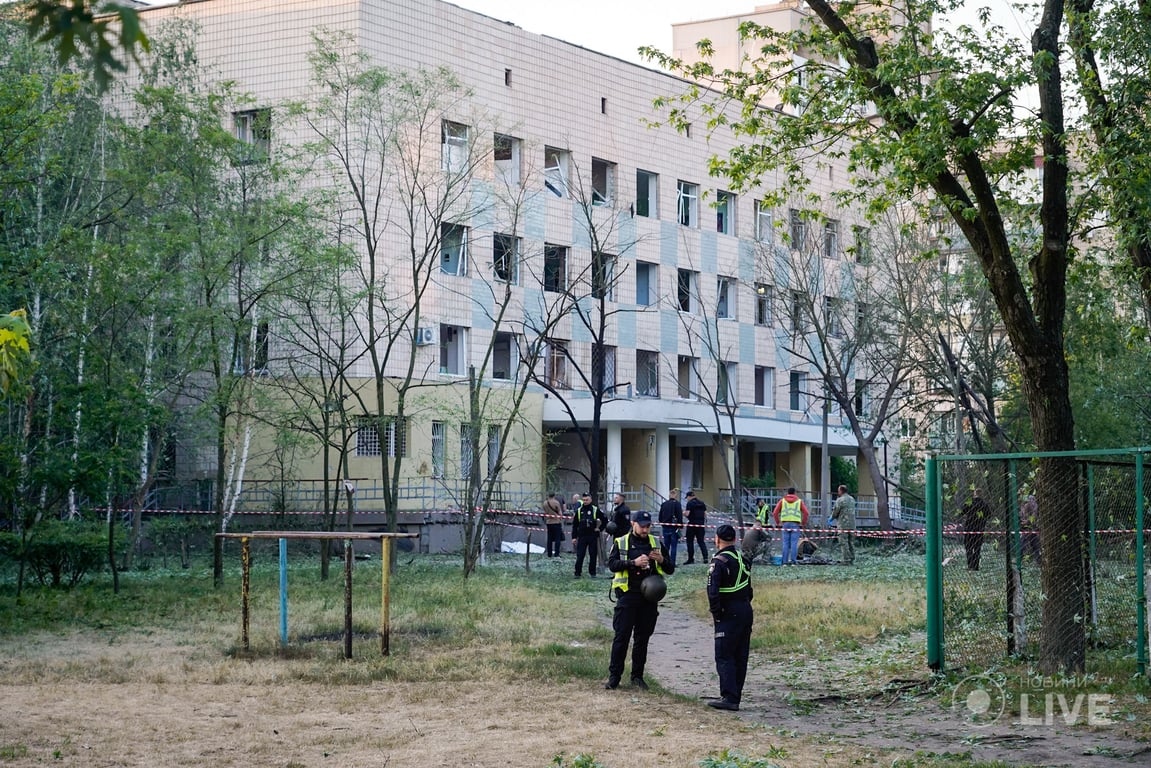 Біля поліклініки