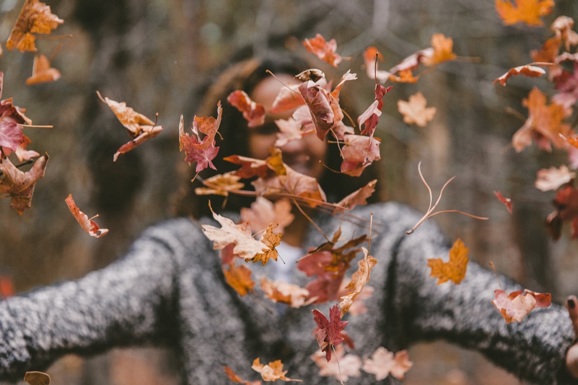 Почему опасно фотографироваться в осенних листьях