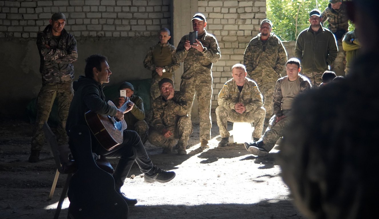 Вакарчук заспівал для воїнів