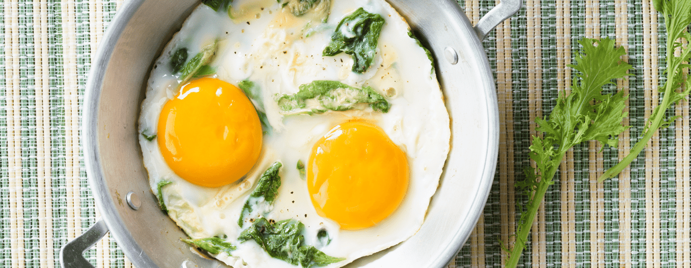 Рецепт ідеальної ранкової яєчні зі шпинатом та грибами