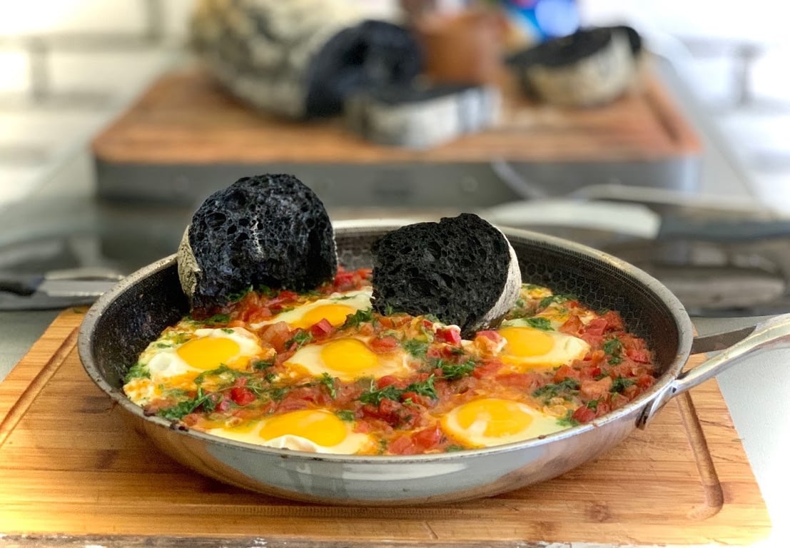 Рецепт идеальной утренней яичницы со шпинатом и грибами