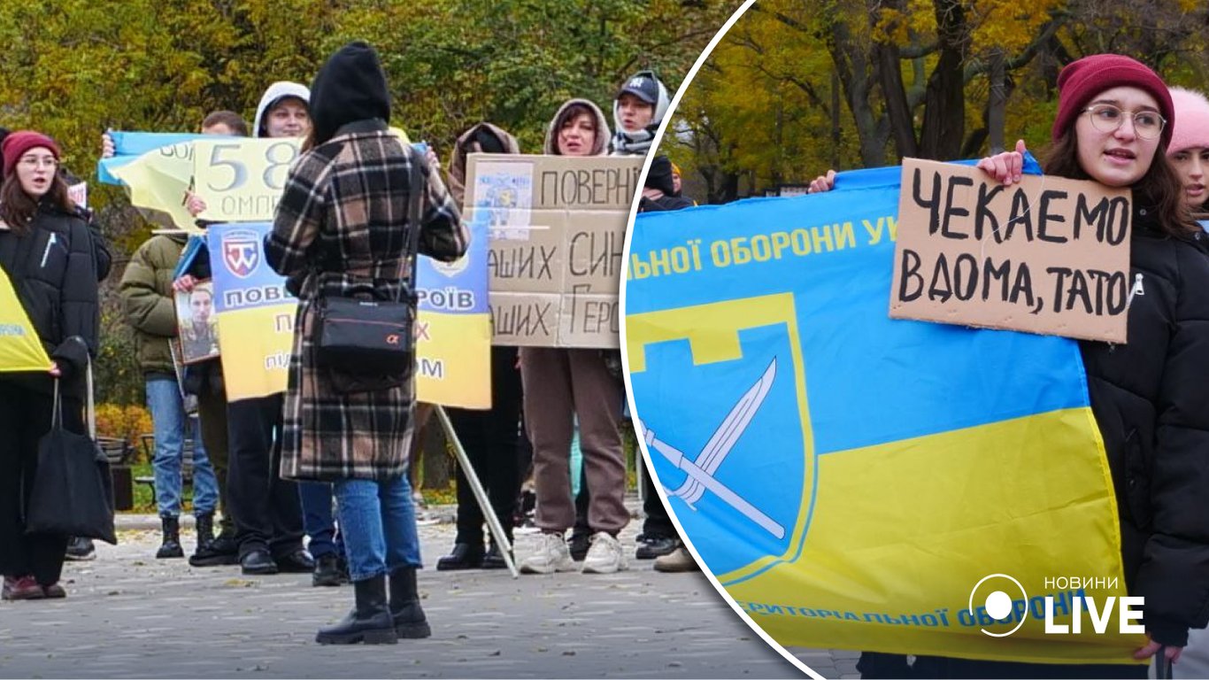 У памятника Шевченко собралось полсотни человек
