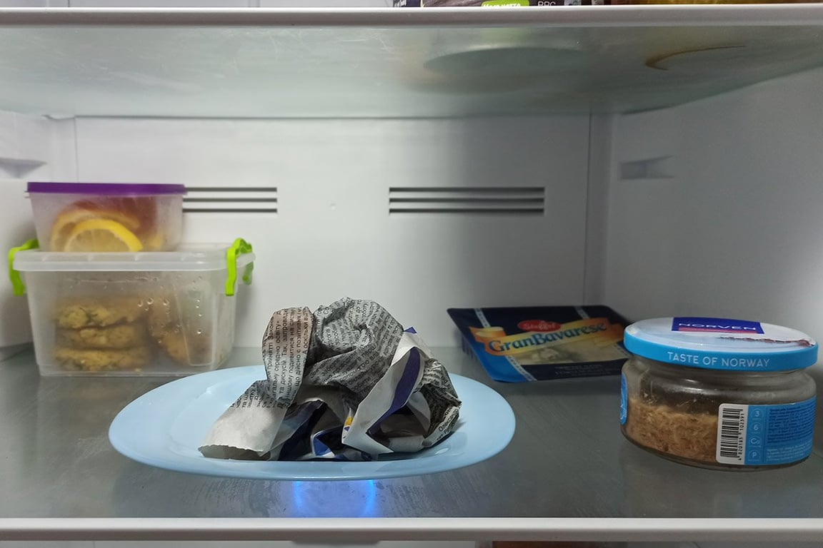 Як прибрати запах у холодильнику