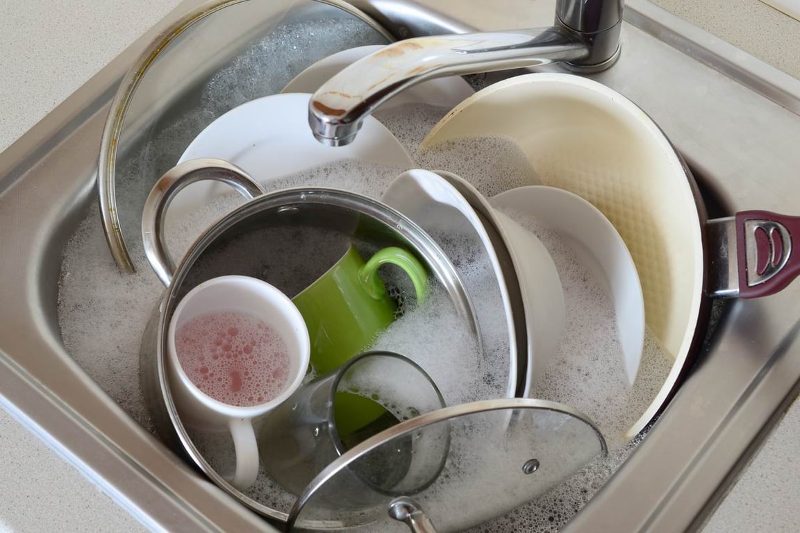 Залишати брудний посуд у раковині на ніч — які ризики для здоров'я