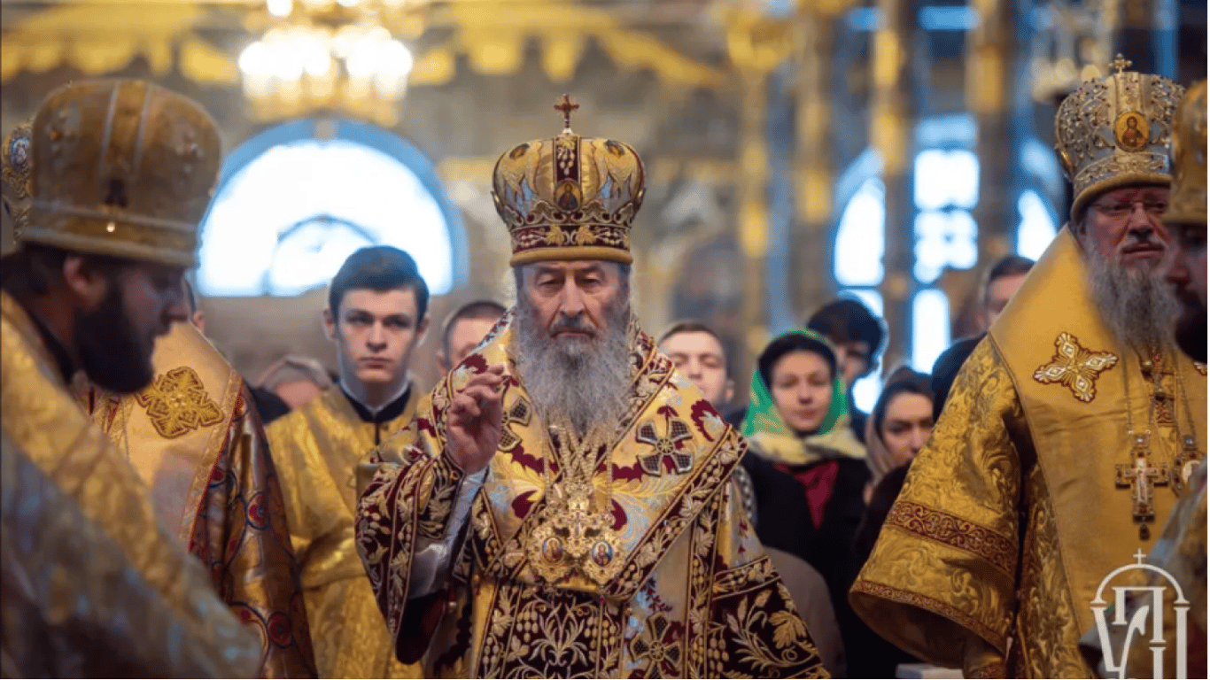 Митрополит УПЦ МП Онуфрий вылил на себя чашу с кровью Христовой
