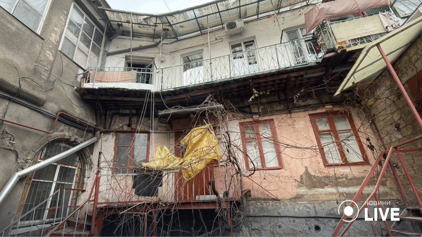 В центре города упал потолок на парадный