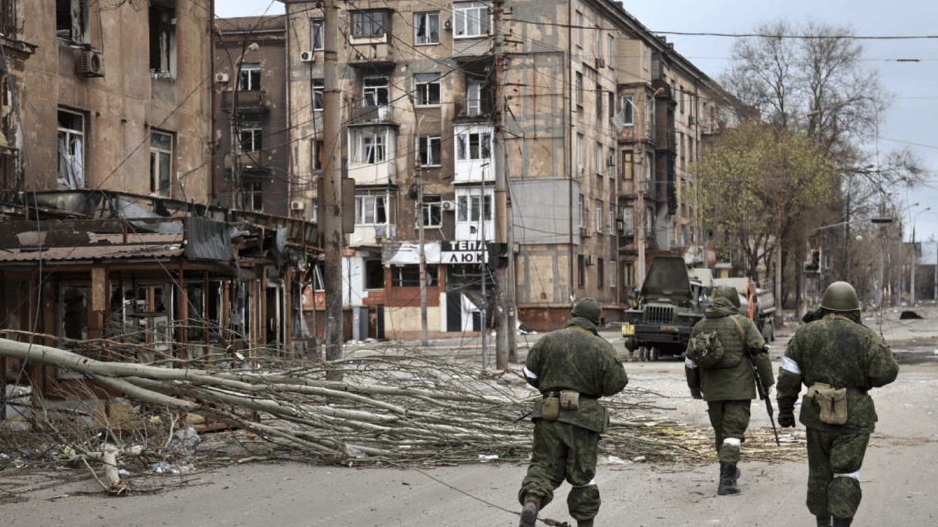 Росіяни зносять історичні будівлі у центрі Маріуполя - відео