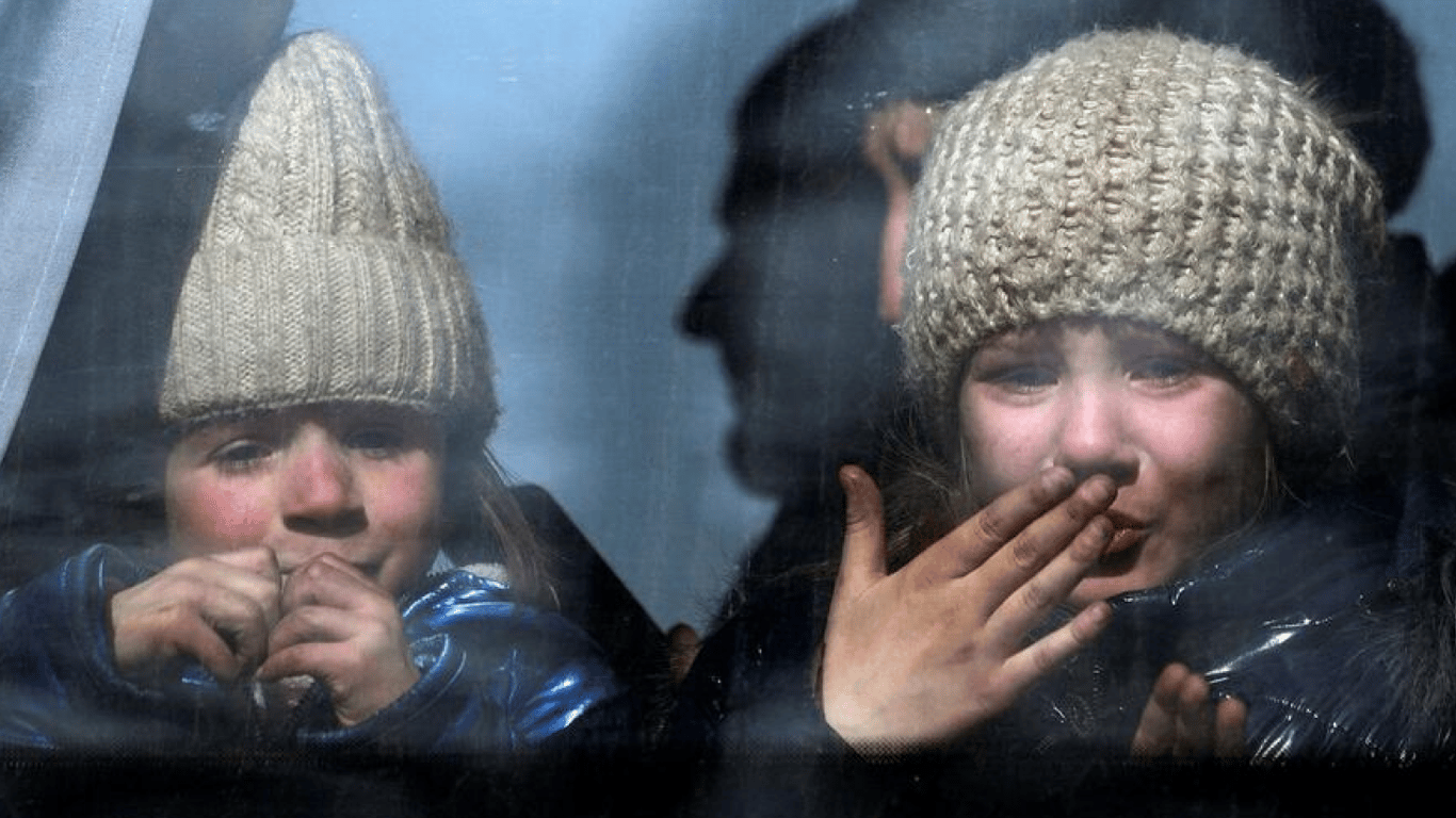Беларусь организует встречу иностранных дипломатов с похищенными украинскими детьми - 290x166