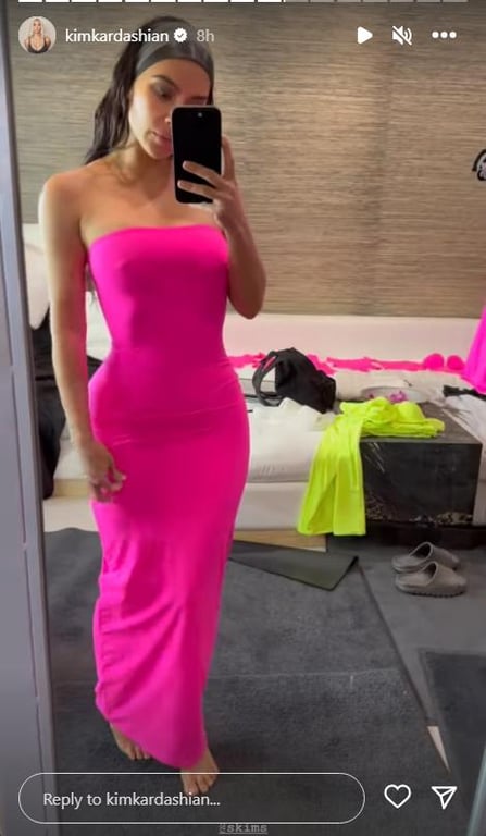 Миллиардерша Ким Кардашьян похвасталась роскошным телом в неоновых купальниках - фото 5