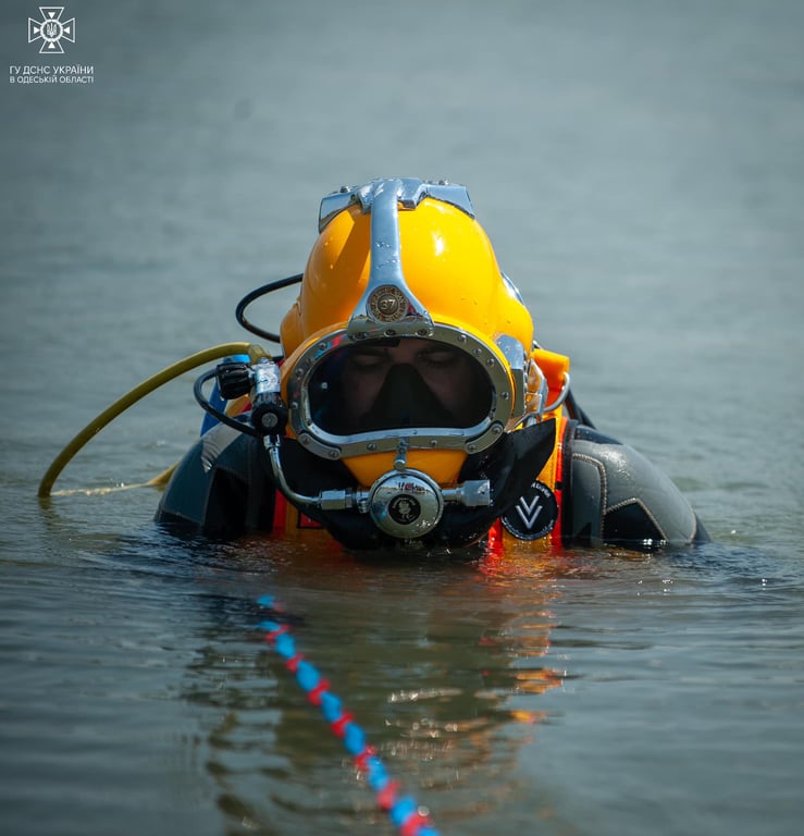 Погружение водолаза. Фото: ГСЧС