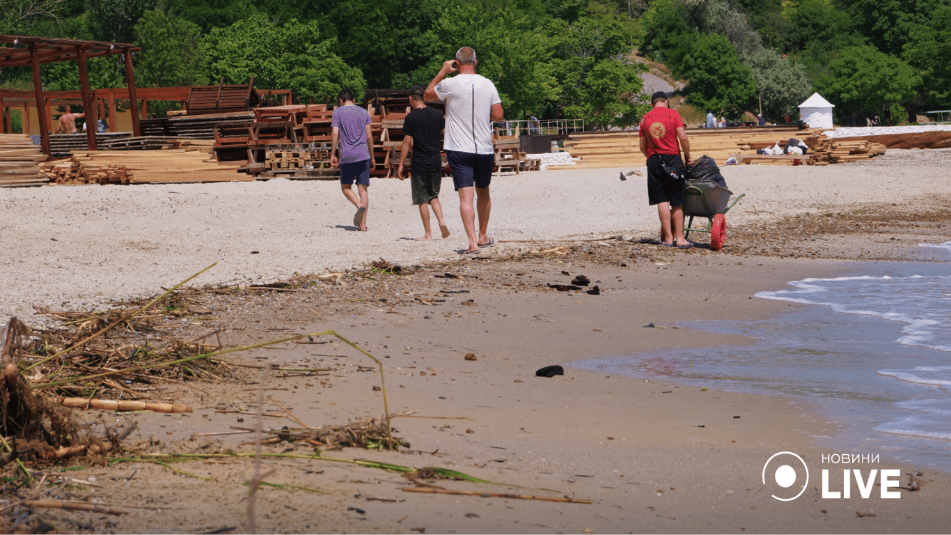 Чоловік везе візок зі сміттям. Фото: Юлія Браславська / Новини.LIVE