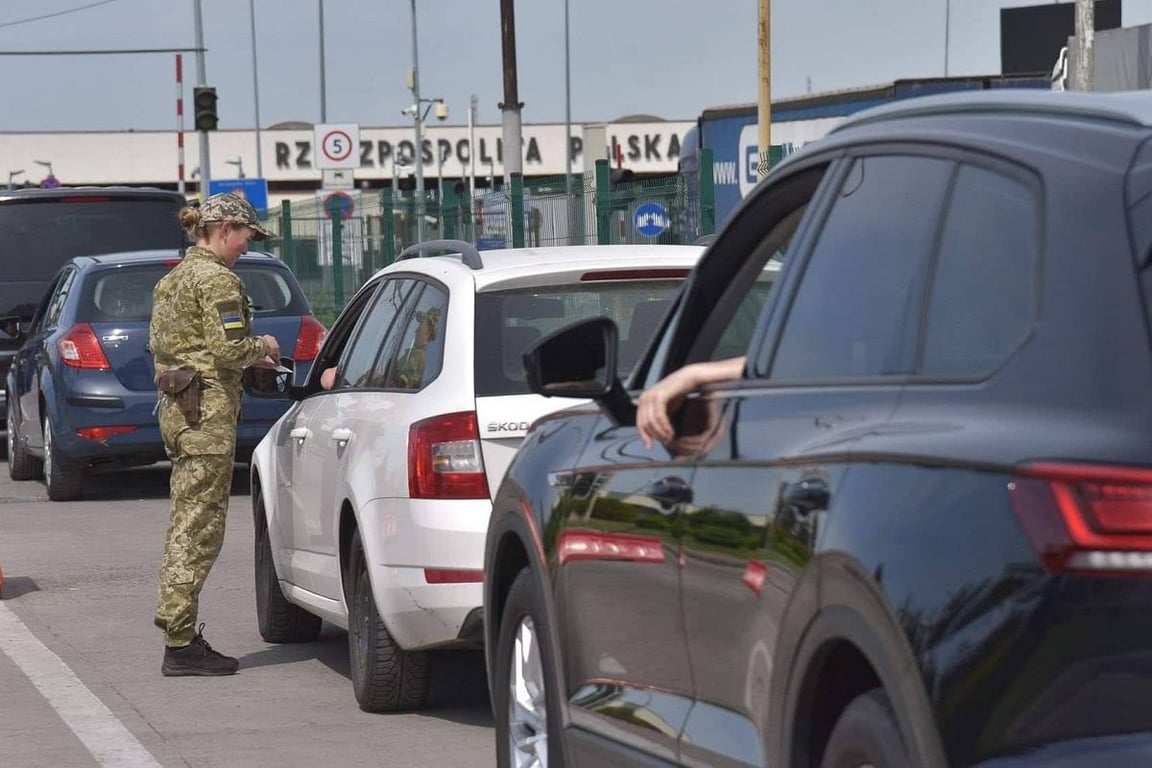 Чи дозволено виїзд за кордон юнакам 16 та 17 років