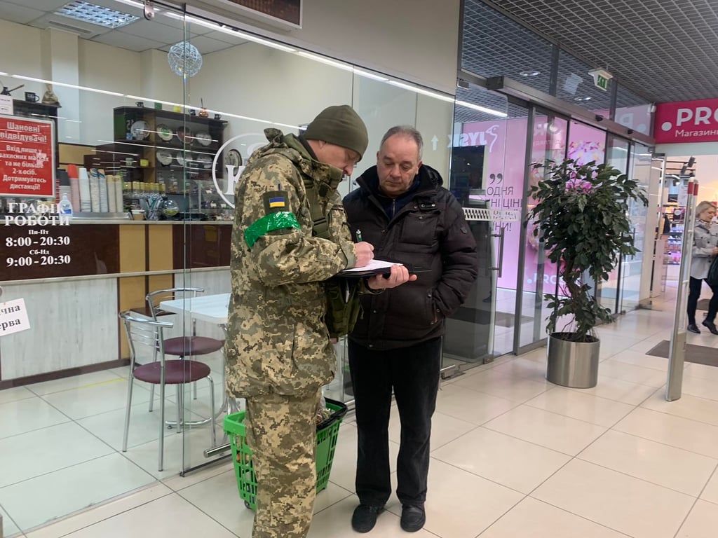 Чому військовозобов'язані отримують повістки в громадських місцях та на блокпостах