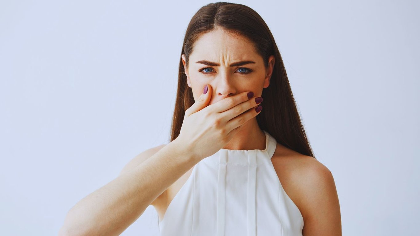 Жажда воды у беременных. Сальные волосы. Лечение волос акция. Девушка сухая во время. Young girl with hair dryer.