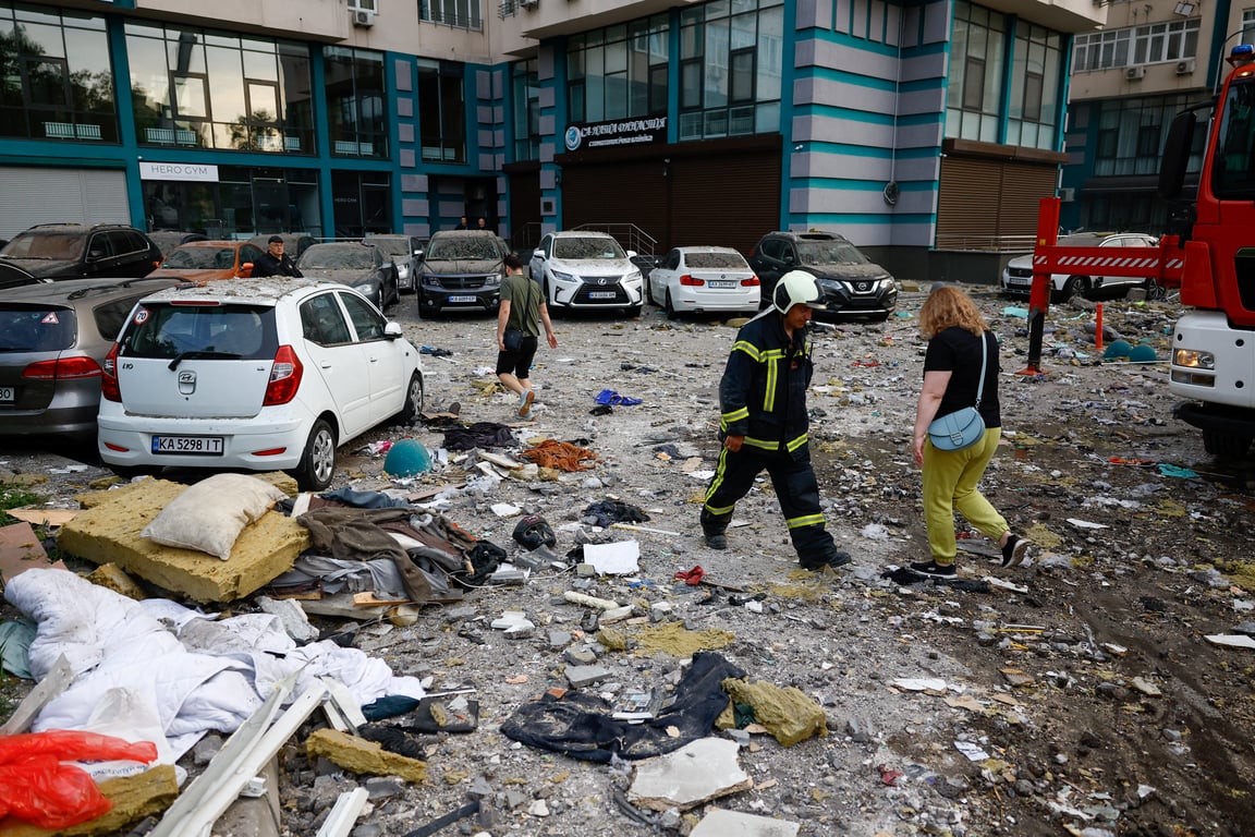 Наслідки ракетної атаки на Київ 24 червня. Фото: REUTERS/Valentyn Ogirenko