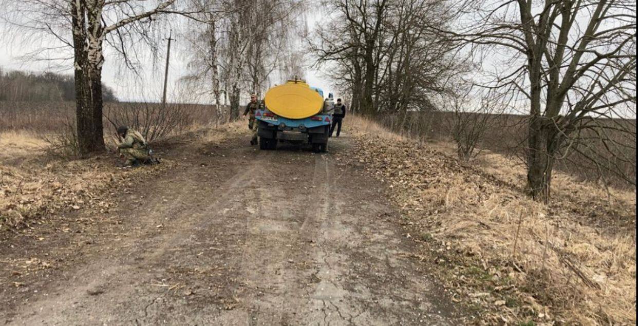 Последствия обстрела молоковоза в Сумской области