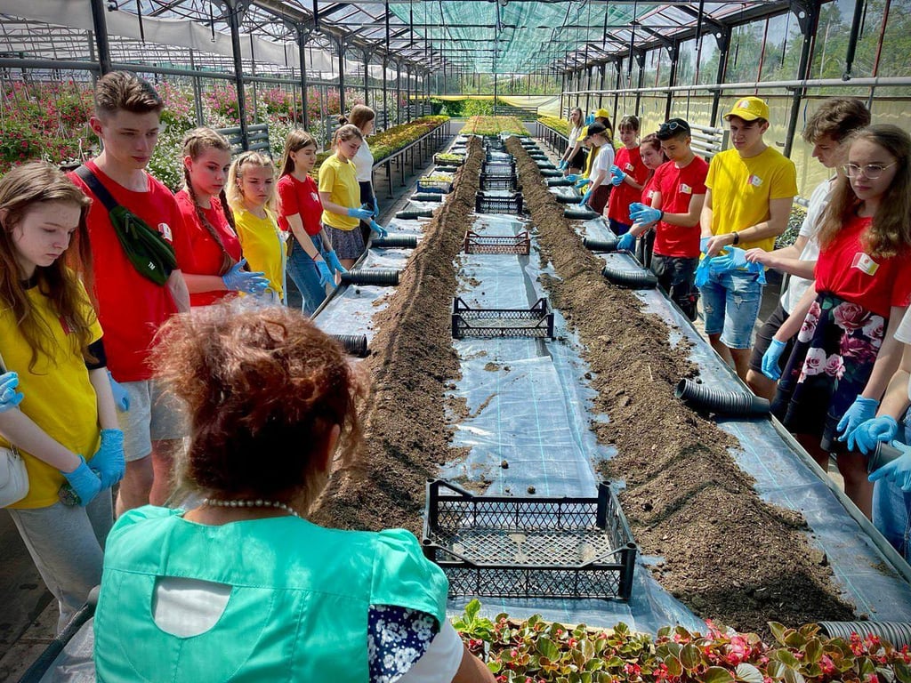 Старшокласники на майстер-класі з вирощування квітів. Фото: Одеська міська рада