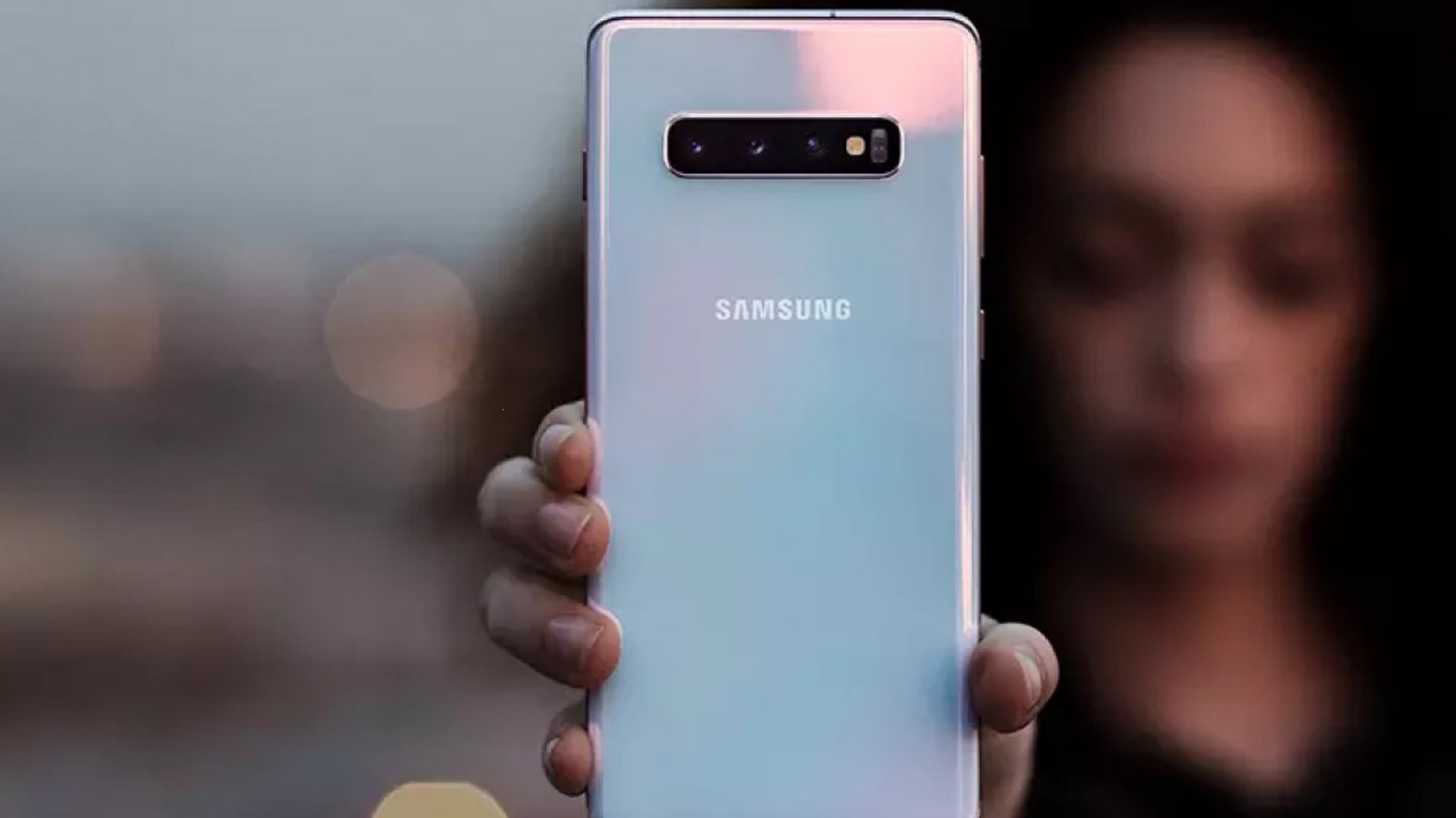 Samsung перестав комплектувати зарядними пристроями бюджетні смартфони