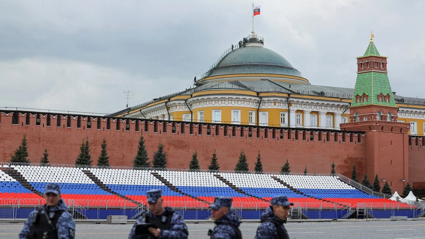 по кремлю москва