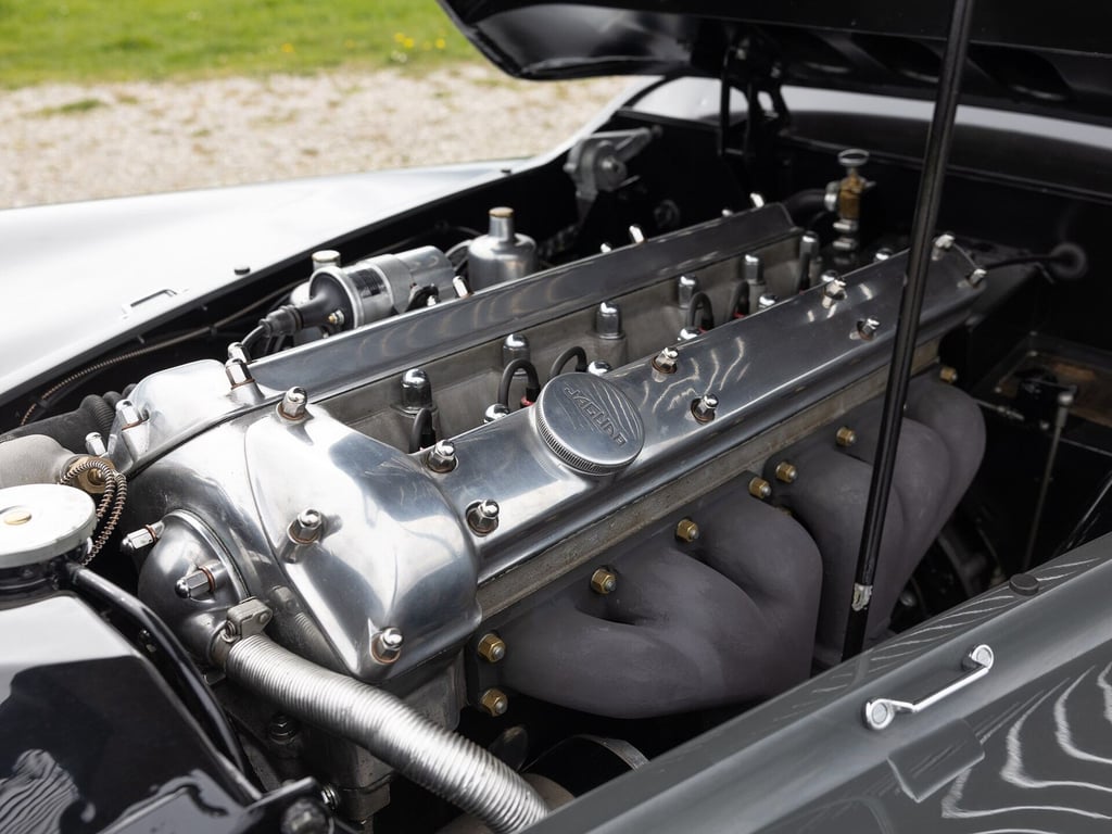 Що під капотом Jaguar XK 120
