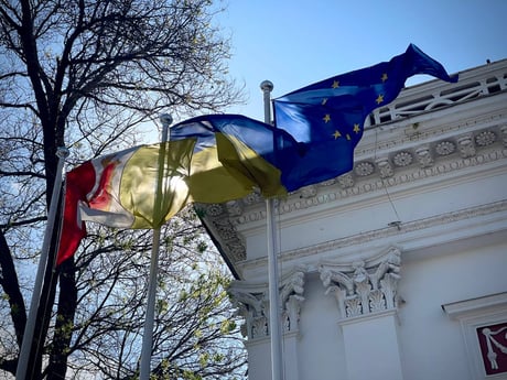 На Думській площі замайоріло три прапори. Фото: Одеська міська рада