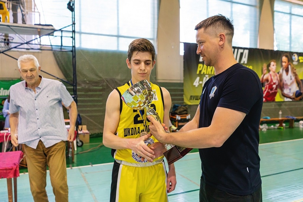 Капітан команди отримує кубок. Фото: Одеська міська рада