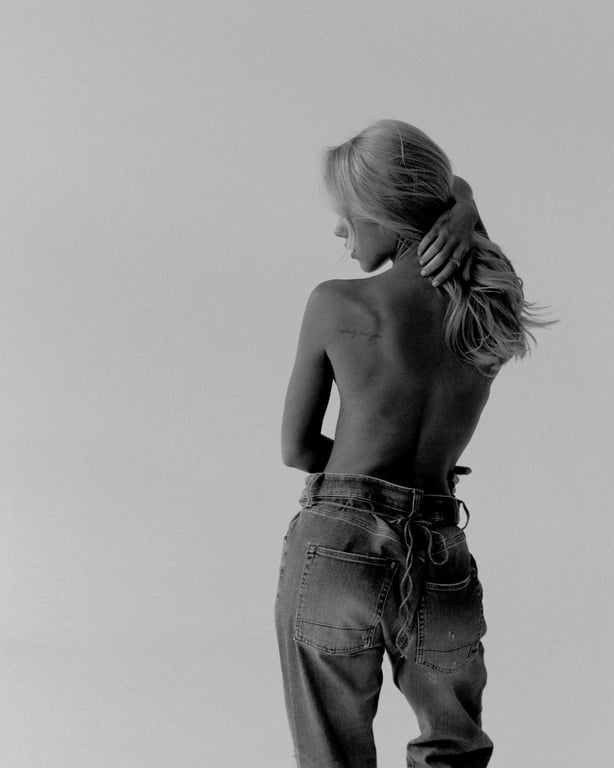 Даша Квіткова влаштувала фотосесію топлес - фото 3